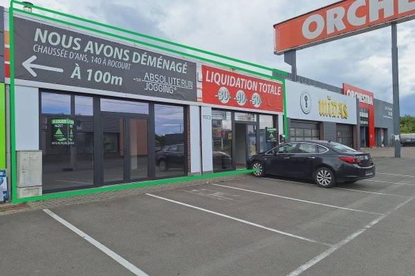 Belle surface commerciale ou de bureau située à 5 minutes de l'E40 et juste à côté du shopping Cora de Rocourt