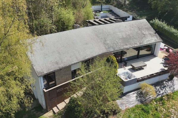 Beau grand bungalow avec double garage, grande terrasse et piscine 