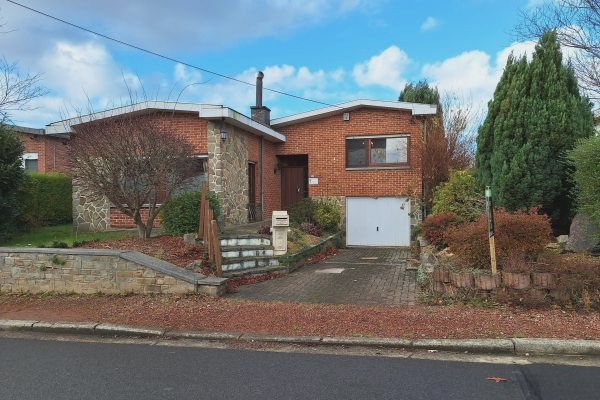 Beau bungalow avec grand garage à moderniser dans un quartier calme  