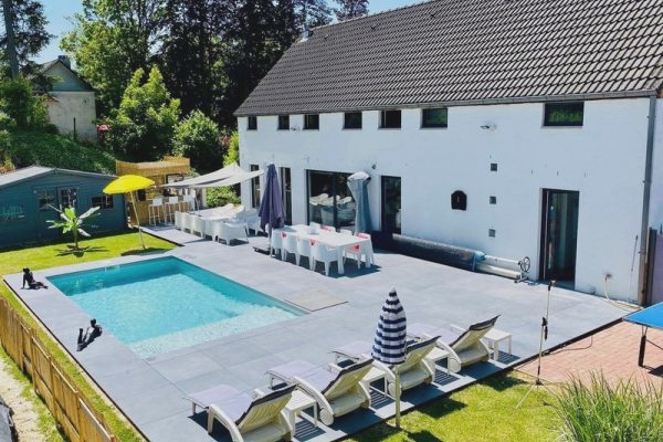 Belle grande maison avec 4 chambres, grand jardin, piscine et rez de chaussée professionnel. 