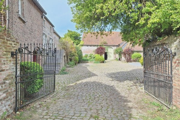 Belle propriété formée de trois habitations avec grange et beau jardin dans la région du Brabant Wallon